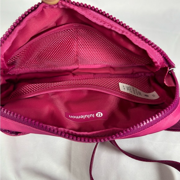Everywhere Belt Bag Large 2L (Rasberry Coulis) - Picture 3 of 5